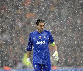 开云体育直播-猛龙鏖战青岛队，拉文统治全场，一场跨越文化的篮球对话