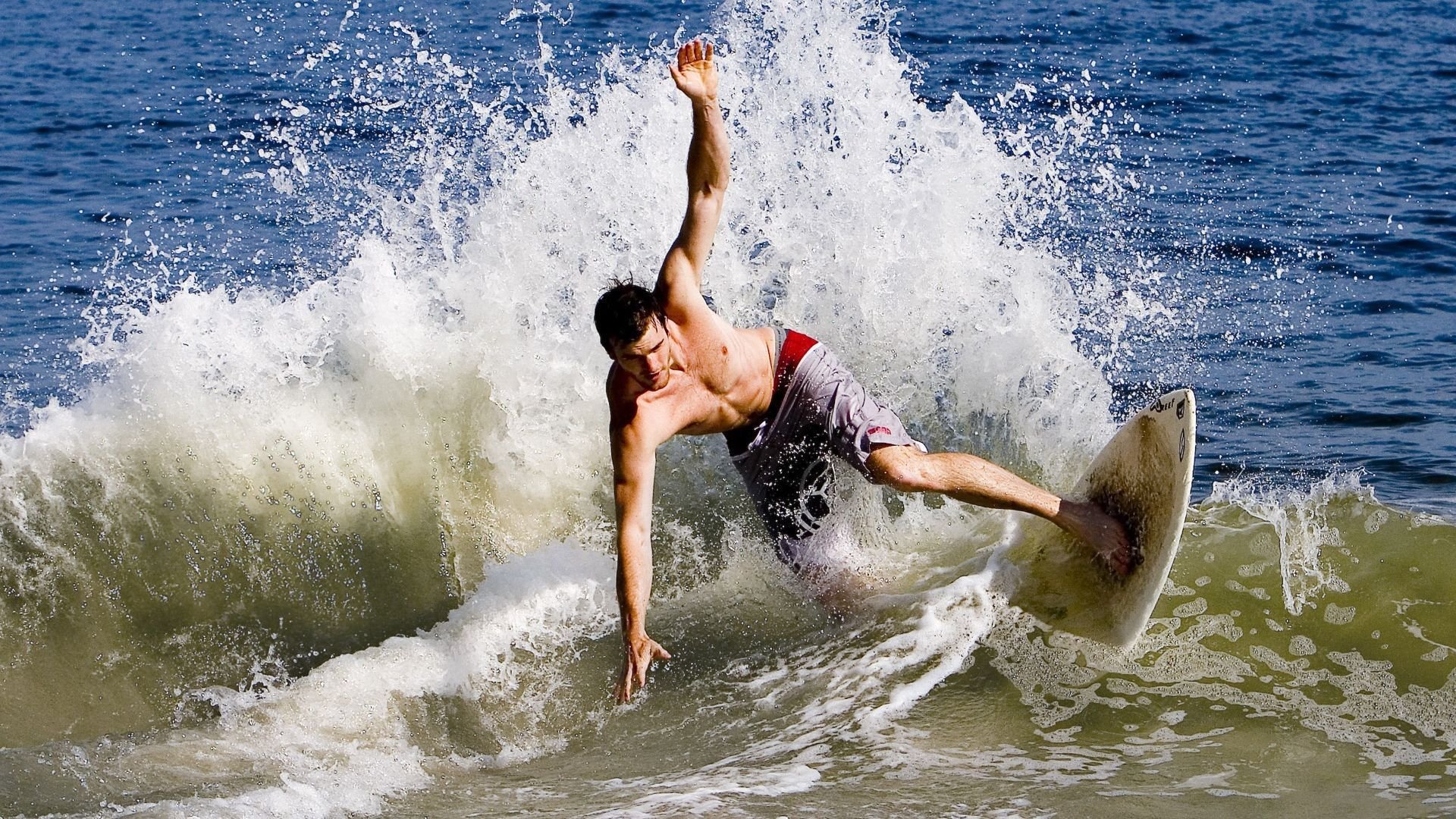 欧冠淘汰赛焦点战,曼城收割波兰,战术机器如何碾碎铁血防线